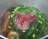 Hình bước làm 3 của món Canh Miến bông hẹ nấu bò tái
