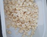 Hình bước làm 2 của món Bò hầm hạt sen bắp khoai tây chả cá