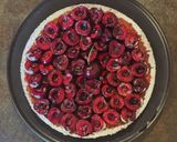 Foto del passaggio 7 della ricetta Crostata di Ciliegie Crema Frangipane alle Nocciole e Pepe Timut