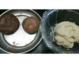 A picture of step 4 of Leopard print malai cookies.