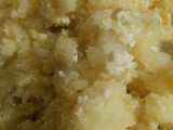 Torreznos de papas con ensalada de conejo