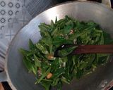 Foto langkah ke 3 dari resep Tumis daun ginseng.