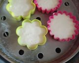 A picture of step 3 of Tricolor cup cake dhokla.