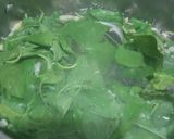 Foto langkah ke 2 dari resep Sayur Bening Bayam Tomat.