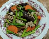 รูปขั้นตอนการทำที่ 6 ของ หน่อไม้ฝรั่งผัดหมูสับ