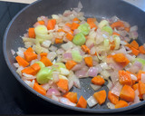 Foto del paso 4 de la receta: Huevos mollet, verdura y langostinos