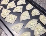 Foto del paso 3 de la receta: Tostaditos de queso y orégano