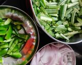 A picture of step 1 of Crispy bhindi capsicum.