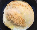 Foto del paso 3 de la receta: Omelette enrollado con queso y hot dog