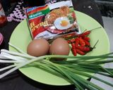Foto langkah ke 1 dari resep Omelet Mie.