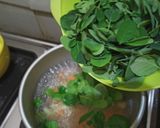 Foto langkah ke 3 dari resep Sup daun kelor.