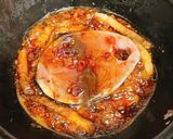 A picture of step 2 of Caramelized Braised Tuna.