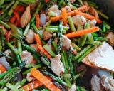 Foto del paso 3 de la receta: Pollo con espárragos salteados
