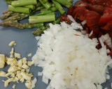 Foto del paso 1 de la receta: Muslos de pollo con verduras y salsa de yogur 🍗🥦🍴