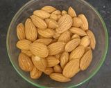 बादाम मिल्कशेक (Badam milkshake recipe in Hindi) रेसिपी चरण 1 फोटो