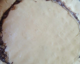 Foto del paso 4 de la receta: Tarta de durazno con bordes de chocolates.