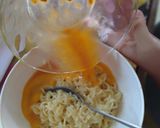 Foto langkah ke 2 dari resep Omlete mie kriuk.