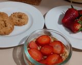 Foto del passaggio 1 della ricetta Dolce al cucchiaio veloce con biscotti ai cereali, ricotta e fragole