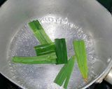 Foto langkah ke 2 dari resep Ayam Goreng Pandan.