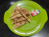 ચીઝ ચીલી ગાર્લિક પરાઠા (Cheese Chili Garlic Paratha Recipe In Gujarati)