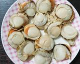 A picture of step 1 of Pan Seared Scallops.