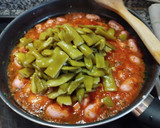 Foto del paso 6 de la receta: Salchichas mini con tomate y judías planas