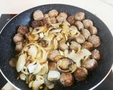 รูปขั้นตอนการทำที่ 2 ของ Currywurst - ไส้กรอกราดซอสมะเขือเทศผงกะหรี่ สไตล์เยอรมัน