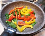A picture of step 1 of Sweet and Sour Stir-Fried Chicken Thighs with Bell Peppers.