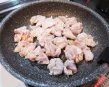 A picture of step 2 of Sweet and Sour Stir-Fried Chicken Thighs with Bell Peppers.