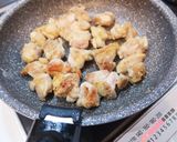 A picture of step 3 of Sweet and Sour Stir-Fried Chicken Thighs with Bell Peppers.