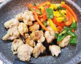 A picture of step 4 of Sweet and Sour Stir-Fried Chicken Thighs with Bell Peppers.