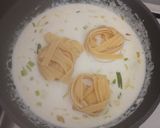 Foto del paso 1 de la receta: Tagliatelle cocidos en crema de soja + cebolleta, ajo, parmesan, decorados con pistachos y anacardos