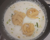 Foto del paso 1 de la receta: Tagliatelle cocidos en crema de soja + cebolleta, ajo, parmesan, decorados con pistachos y anacardos
