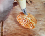 Foto del paso 15 de la receta: Espiral de hojaldre relleno de crema de melocotón y chocolate