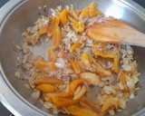 Foto del paso 4 de la receta: Langostinos al curry con orejones
