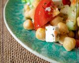 Foto del paso 3 de la receta: Ensalada de garbanzos con feta, pepino y tomate