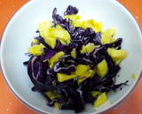 Foto del paso 2 de la receta: Ensalada de Mango y Lombarda con salsa de Soja y Arándanos