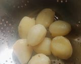 A picture of step 2 of Kashmiri Aloo Dum.