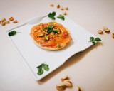 Foto del paso 3 de la receta: Tosta sobre pan de pita de salmón, crema de huevo y queso gorgonzola con cobertura de pistachos