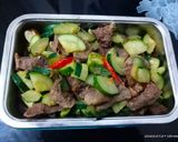 Foto langkah ke 3 dari resep Tumis Zuchini Daging Sapi.