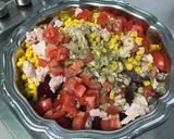 Une image de l'étape 7 de Salade de betteraves et maïs au thon et tomates.