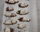 Foto del passaggio 4 della ricetta Cornetti al cacao con scaglie di cioccolato bianco granella di z