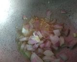 A picture of step 1 of Khao pad goong.