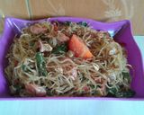 Foto langkah ke 4 dari resep Oseng bihun plus sosis.