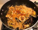 A picture of step 8 of Mixed seafood fried rice noodles.