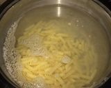 Sajtos-tejfölös-virslis rakott tészta recept fázis 1 fotója