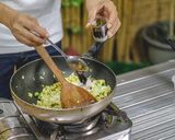 รูปขั้นตอนการทำที่ 16 ของ ข้าวผัดแกงเขียวหวาน ไก่ อาหารไทย เมนูผัด วิธีทำง่ายๆ