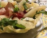 Foto del passaggio 8 della ricetta Cialde di Parmigiano con pere al vino bianco, gorgonzola e speck