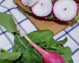 A picture of step 4 of Pesto sauce from radish leaves.