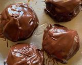 A picture of step 7 of Bourbon Biscuit Chocolate Pops.